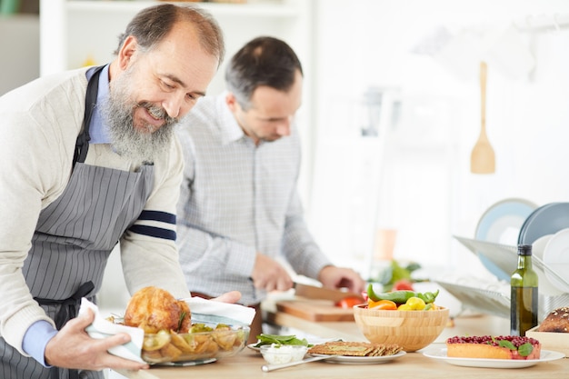 Homens juntos a preparar o jantar