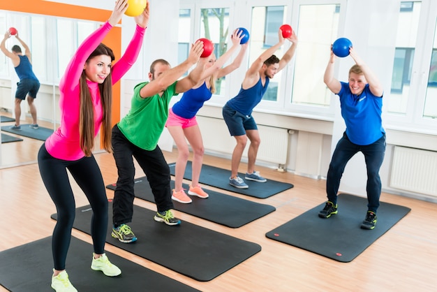 Homens mulheres, em, ginásio, fazendo, pilates, malhação