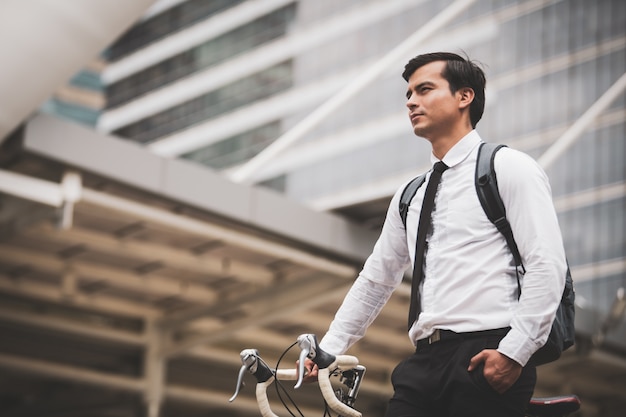 Homens negócios, bicycles