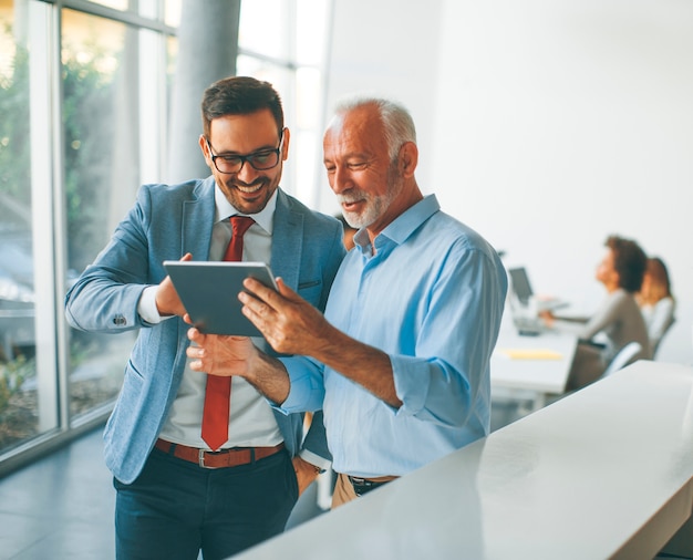 Homens negócios, com, tablete digital, em, escritório