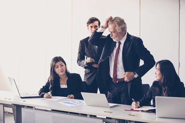 Homens negócios, e, grupo, usando, caderno, para, sócios, discutir, documentos, e, idéias, em, meetin