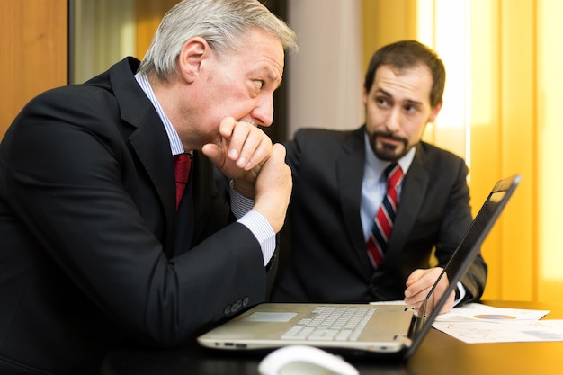 Foto homens negócios, trabalhando, escritório