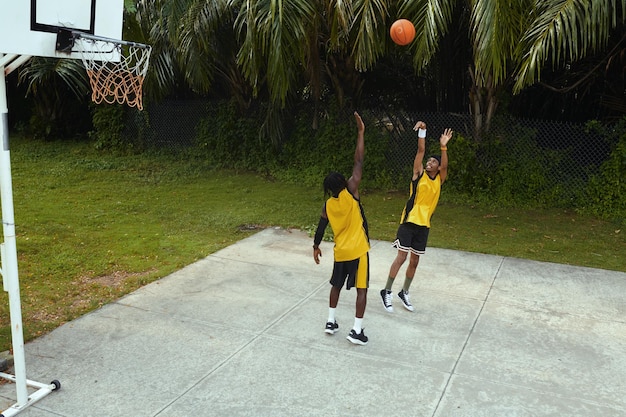 Homens negros a jogar streetball.