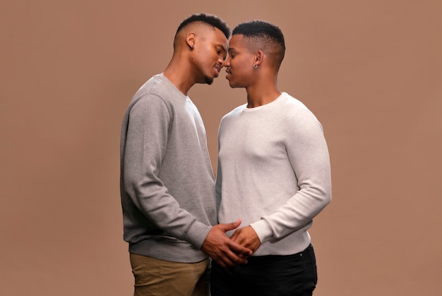 Foto homens negros gays de tiro médio posando