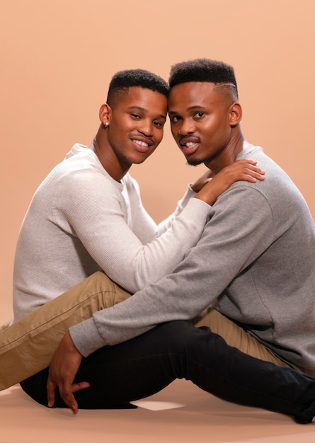 Foto homens negros gays de vista lateral posando