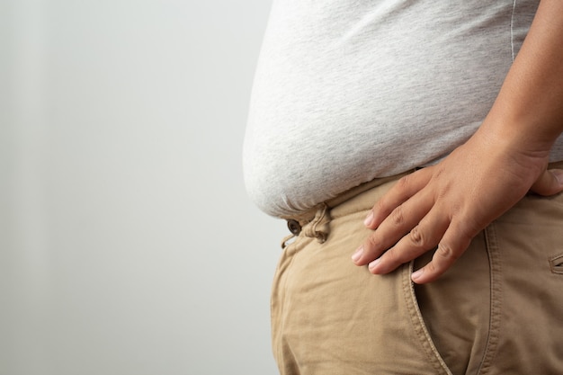 Foto homens obesos são a causa de diabetes, pressão alta e gordura entupida.