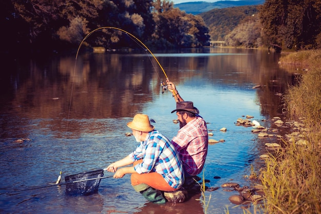 Homens pescadores de hobby e recreação bem sucedidos pescador de pesca aposentado empresário aposentado em su