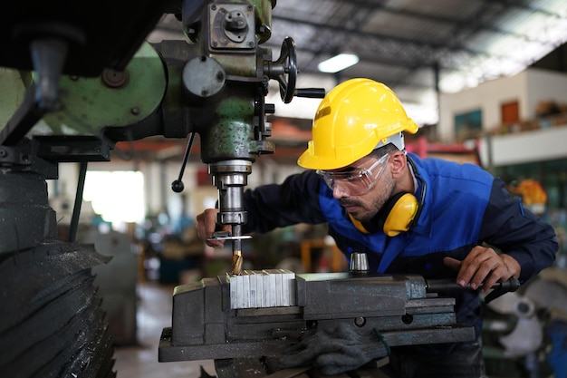 Homens profissionais engenheiro trabalhador habilidades treinamento de manutenção de qualidade indústria trabalhador de fábrica armazém oficina para produção de equipe de engenharia mecânica de operadores de fábrica