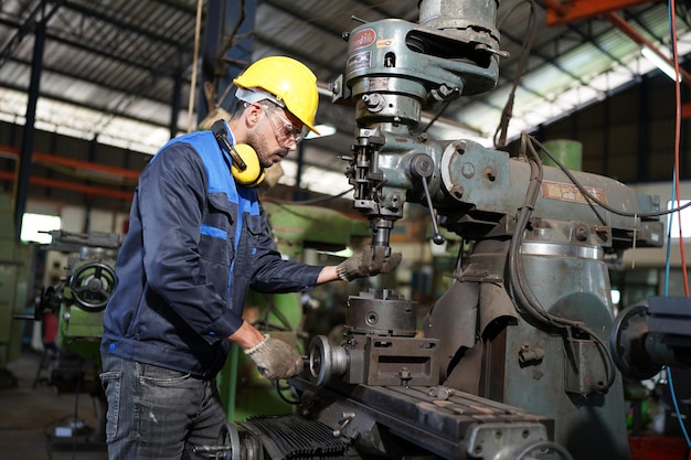 Homens profissionais engenheiro trabalhador habilidades treinamento de manutenção de qualidade indústria trabalhador de fábrica armazém oficina para produção de equipe de engenharia mecânica de operadores de fábrica