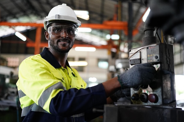 Homens profissionais engenheiro trabalhador habilidades treinamento de manutenção de qualidade indústria trabalhador de fábrica armazém oficina para produção de equipe de engenharia mecânica de operadores de fábrica