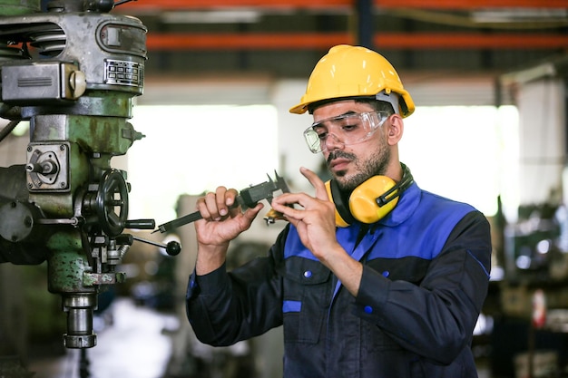 Foto homens profissionais engenheiro trabalhador habilidades treinamento de manutenção de qualidade indústria trabalhador de fábrica armazém oficina para produção de equipe de engenharia mecânica de operadores de fábrica