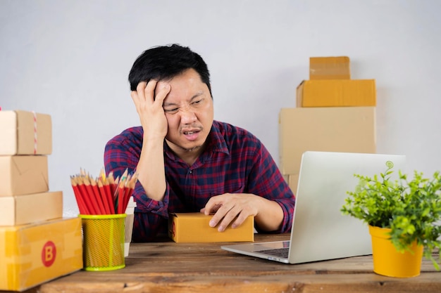 Homens que estão estressados com vendas online têm um problema