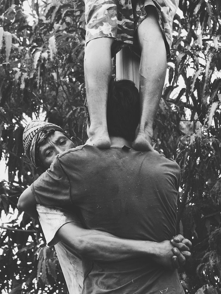 Foto homens que trabalham ao ar livre