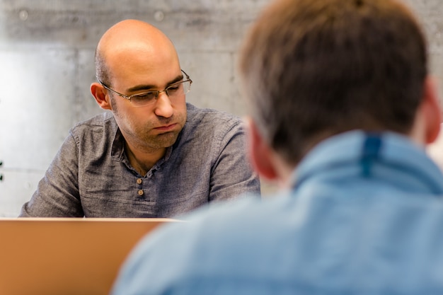 homens se encontram no trabalho