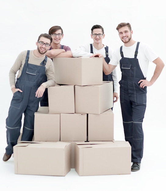 Homens segurando uma pilha de caixas de papelão isoladas no fundo branco