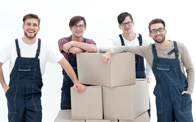 Homens segurando uma pilha de caixas de papelão isoladas no fundo branco