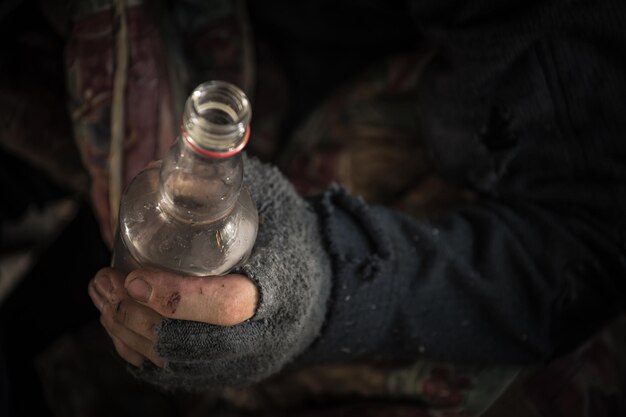 Foto homens sem-abrigo com uma garrafa de vodca