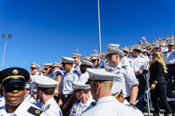 Foto homens sentados contra o céu azul claro