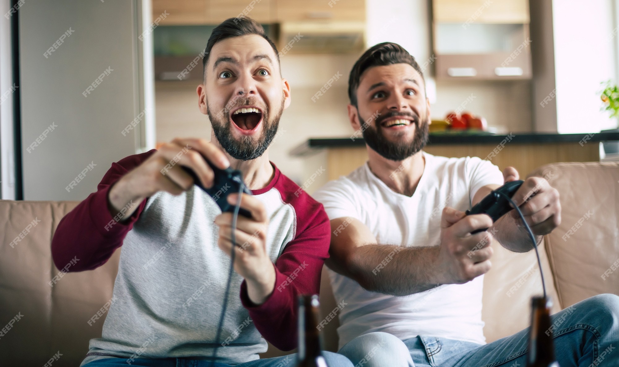 Amigos Masculinos De Sorriso Que Jogam Jogos De Vídeo Em Casa