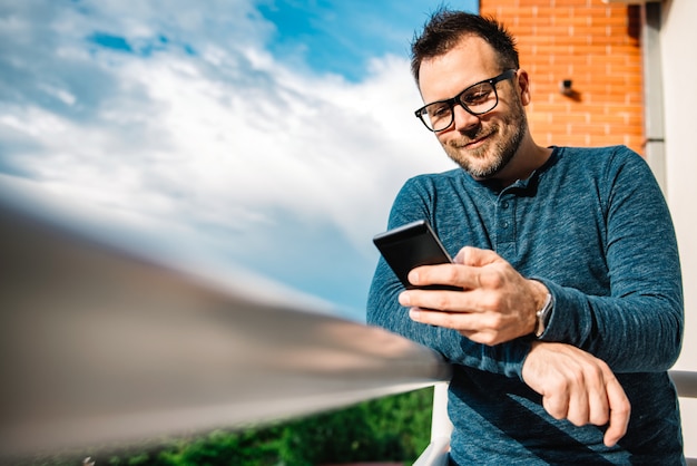 Foto homens sorridentes, digitando a mensagem de texto