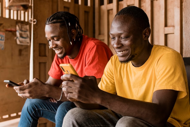 Homens tiro médio com smartphones