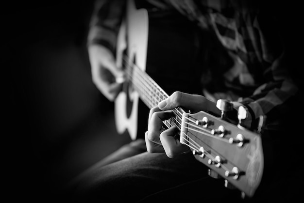 Homens tocando violão