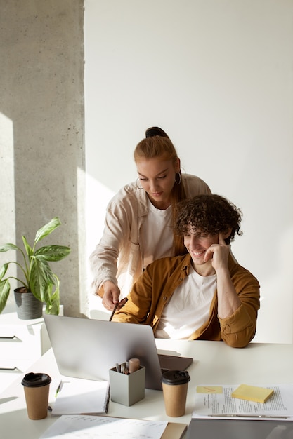 Foto homens trabalhando juntos plano médio