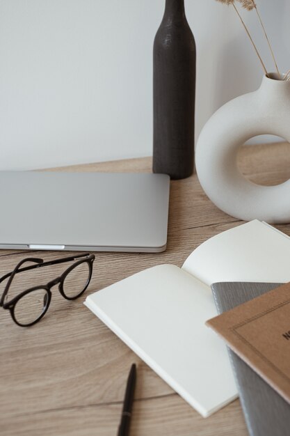 Foto homeoffice-schreibtischarbeitsplatz mit laptop, notebook, brille auf holz