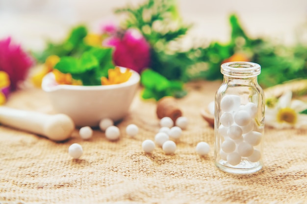 Homeopatía, extractos de hierbas en pequeñas botellas.