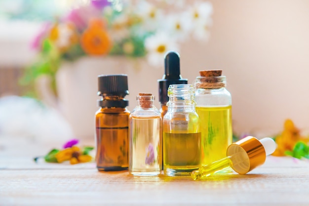 Homeopatía, extractos de hierbas en pequeñas botellas.