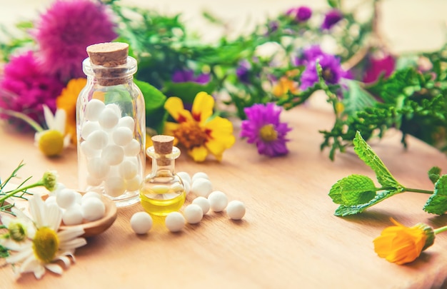 Homeopatía en frascos pequeños. Extracto de hierbas. Enfoque selectivo. naturaleza.