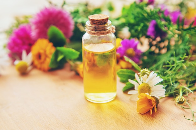 Homeopatía en frascos pequeños. Extracto de hierbas. Enfoque selectivo. naturaleza.
