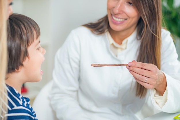 Homeopatia Mãe e menino visitam um homeopata