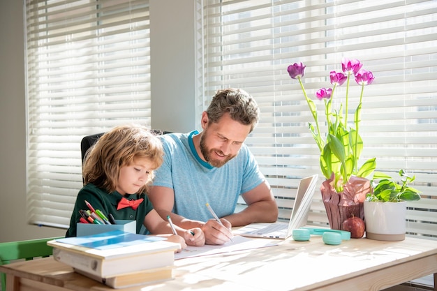 Homeschooling e autoeducação de volta à escola ocupado pai e filho pintando em casa