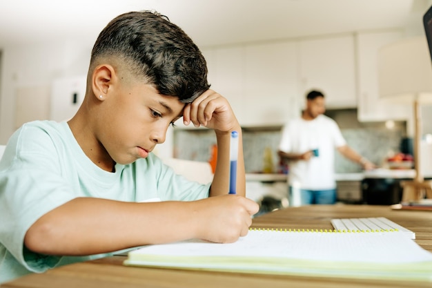 Foto homeschooling e freelancing filho feliz dando high five à mãe enquanto faz a lição de casa