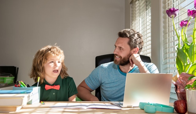 Homeschooling und E-Learning zurück in die Schule Vater und Sohn nutzen moderne Technik zu Hause