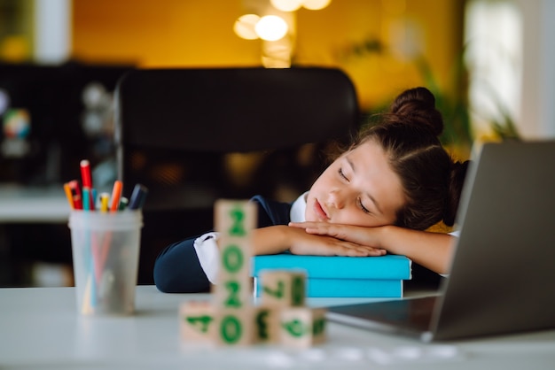 Homeschooling während der Quarantäne. Online-Fernlernen.