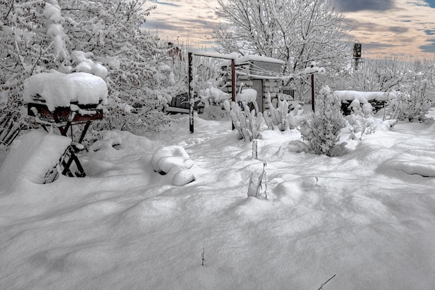 Homestead, jardín de la cabaña y huerto después de fuertes nevadas