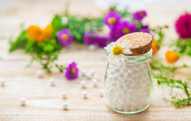 Homöopathie, Kräuterextrakte in kleinen Flaschen.