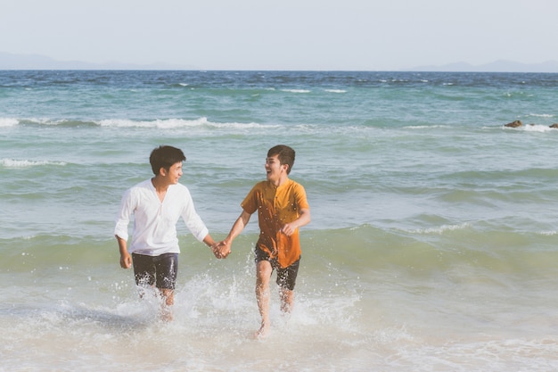 Homosexual joven pareja asiática corriendo alegre juntos