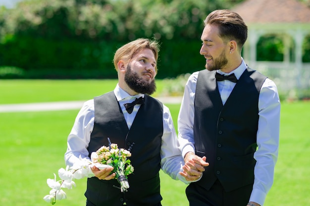 Foto homosexuelle bräutigame gehen zusammen am hochzeitstag homosexuelles paar feiert ihre hochzeit lgbt paar