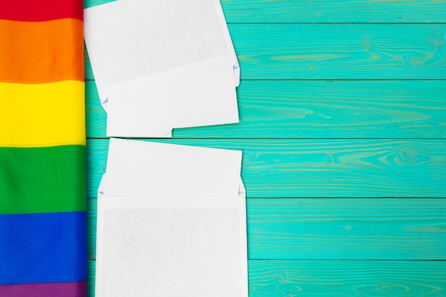 Homosexuelle Flagge des hellen Regenbogens auf hölzerner und Leerstelle