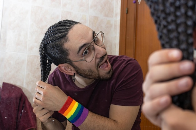 Foto homosexueller mann, der in den spiegel schaut