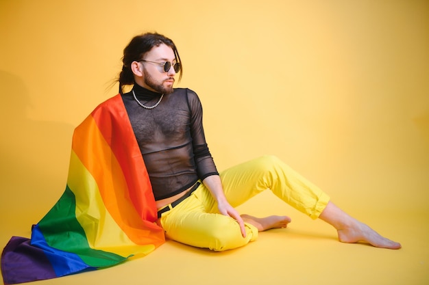 Homosexueller Mann hält gestreifte Regenbogenfahne isoliert auf farbigem Hintergrund Studioporträt Menschen Lifestyle Mode lgbtq Konzept