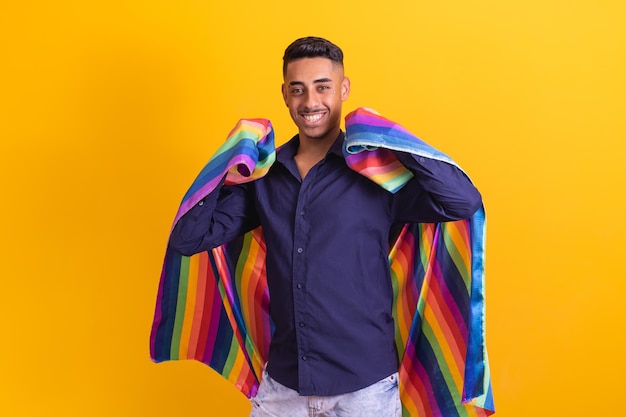 Homosexueller Mann mit der LGBT-Flagge Gay Pride Concept