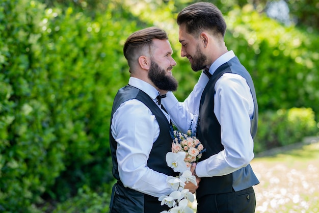 Foto homosexueller mann mit partner am hochzeitstag verheiratete lgbt-paare feiern eine romantische hochzeitszeremonie