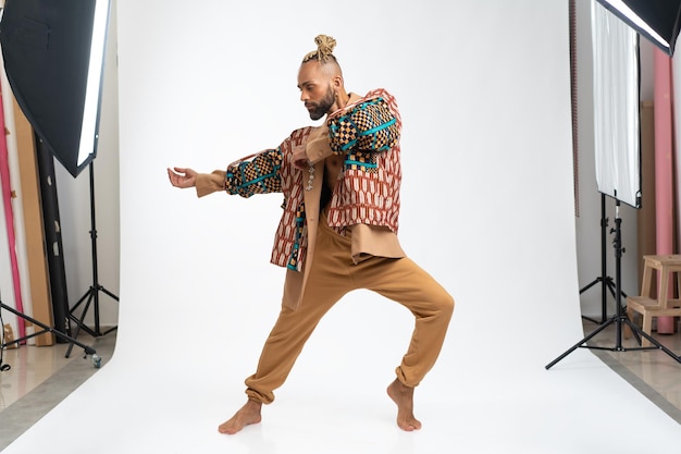 Homosexueller Mann tanzt im Fotostudio