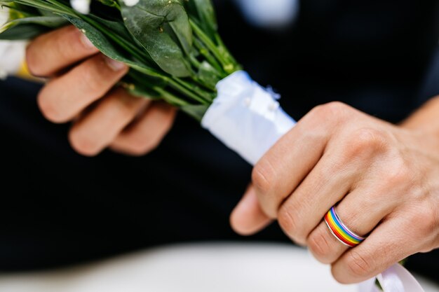 Homosexuelles Paar, das seine eigene Hochzeit feiert - LBGT-Paar bei der Hochzeitszeremonie, Konzepte zu Inklusion, LGBTQ-Community und sozialer Gerechtigkeit