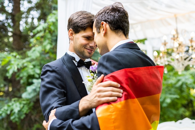 Homosexuelles Paar, das seine eigene Hochzeit feiert - LBGT-Paar bei der Hochzeitszeremonie, Konzepte zu Inklusion, LGBTQ-Community und sozialer Gerechtigkeit