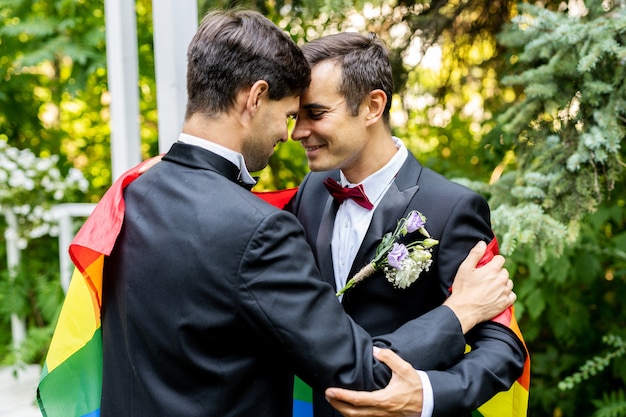 Foto homosexuelles paar, das seine eigene hochzeit feiert - lbgt-paar bei der hochzeitszeremonie, konzepte zu inklusion, lgbtq-community und sozialer gerechtigkeit
